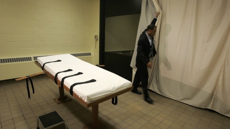 Опрос: какие люди одобряют смертную казнь? - Литва и страны Балтии