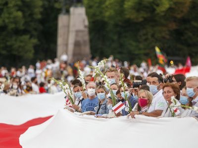 Жители Литвы встали в живую цепь длиною 35 км в знак солидарности с белорусской̆ оппозицией̆ - Литва и страны Балтии