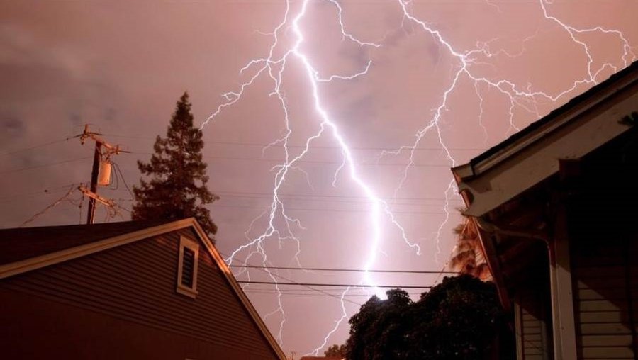 Молния уничтожила дом в Вильнюсе - Литва и страны Балтии