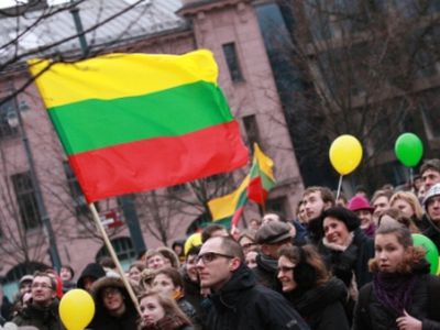 Patriotiškai nusiteikusio jaunimo eitynes pakeitė dainos ir šokiai - Lietuva ir Baltijos šalys