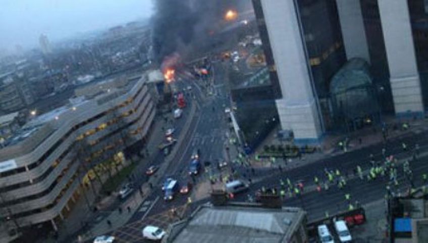 В центре Лондона вертолет врезался в строительный кран