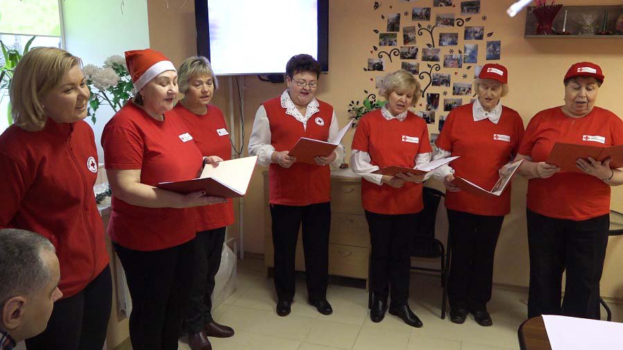 Добровольцы Красного Креста побывали в гостях у жителей Дома социальной опеки (видео) - В Висагинасе