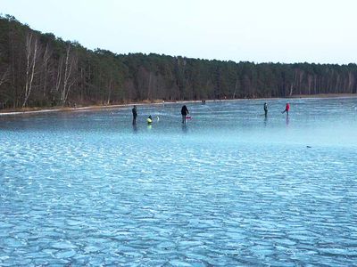 Первый лед обманчив. Не спешите гулять по озеру! - В Висагинасе