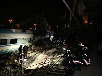 СМИ: в Турции скоростной поезд сошел с рельсов - В Мире