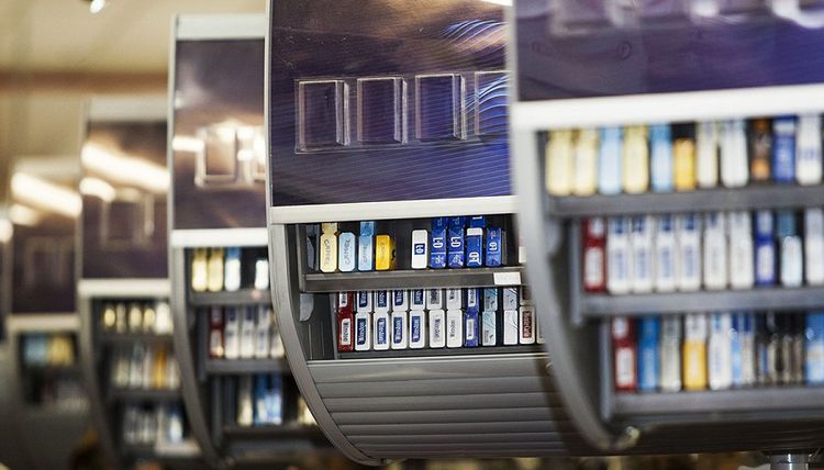 Сейм постановил: с 2025 г. будет запрещено публично экспонировать табачные изделия в местах торговли