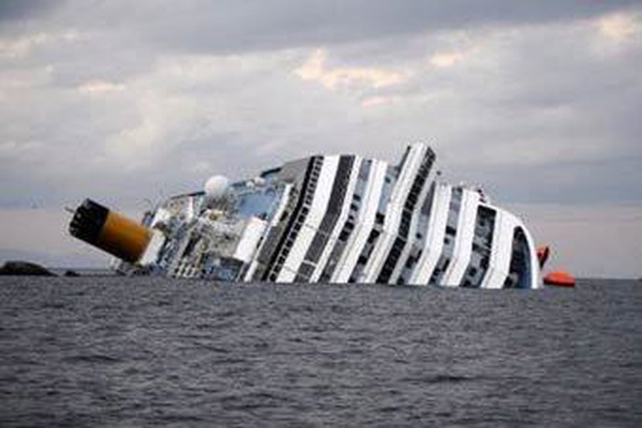 Найдено тело шестого погибшего в кораблекрушении в Италии                                                                 - В Мире