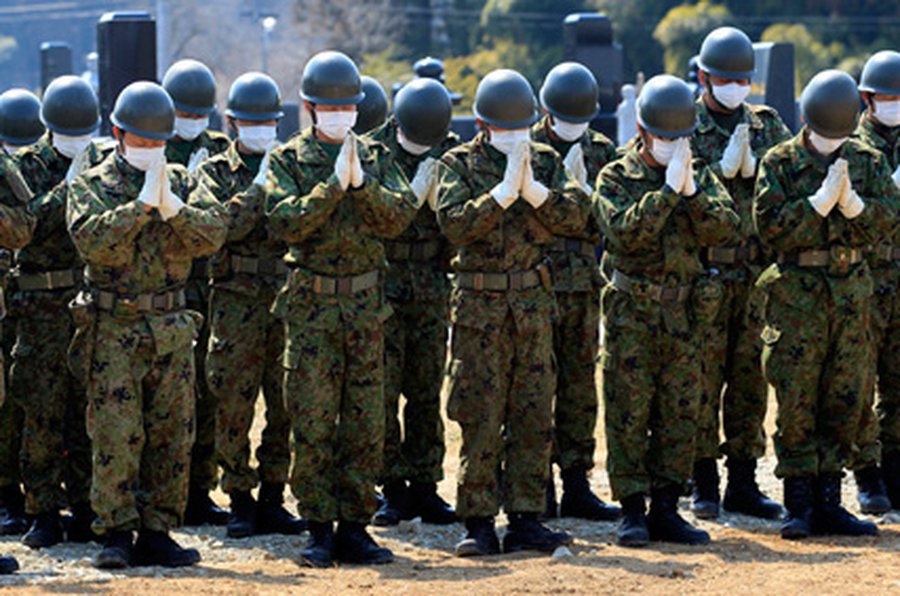 Японский министр отказался от зарплаты из-за стыда                                 - В Мире