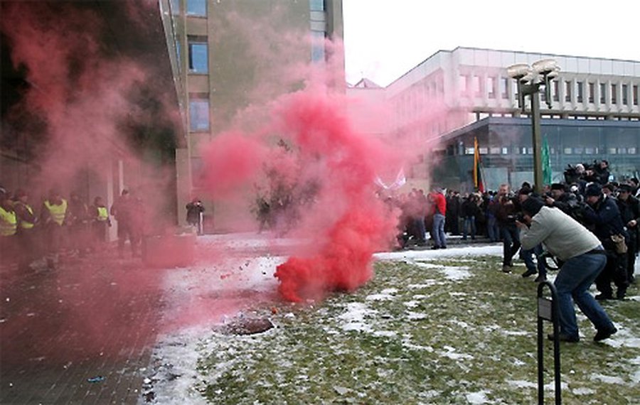 У Сейма пройдет несанкционированный протест, полиция готовится к беспорядкам - Литва и страны Балтии
