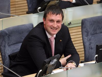 Помощникам парламентариев, которые не уходят в отпуск, придется выплатить компенсации - Литва и страны Балтии