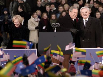 Столичное самоуправление присвоит звание почетного гражданина Джоржу Бушу - Литва и страны Балтии