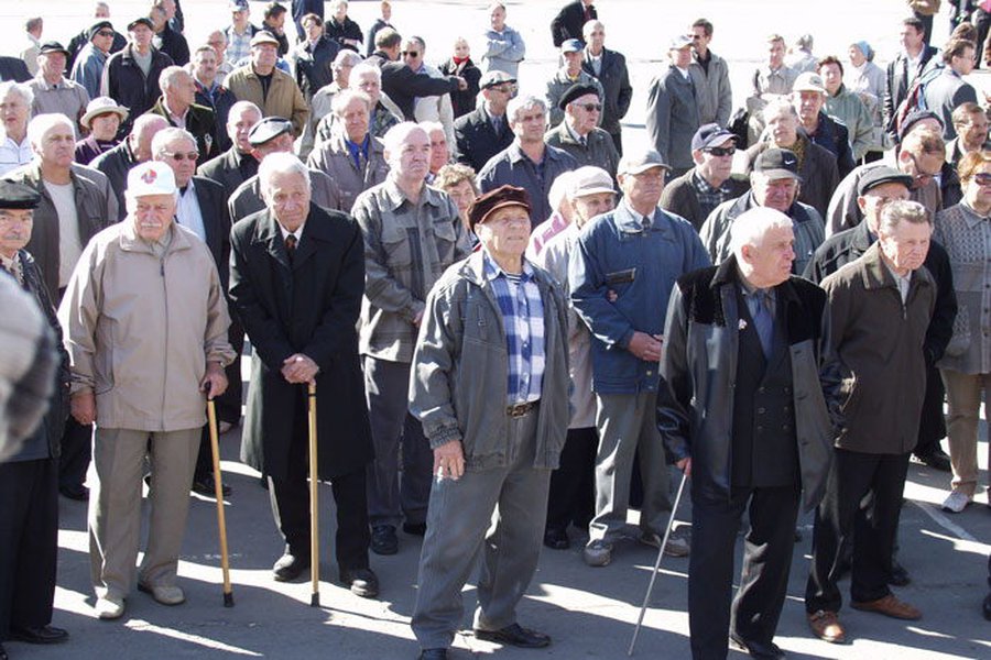 В Литве собрано почти 90 тыс. подписей против планов увеличить пенсионный возраст до 67 лет - Литва и страны Балтии