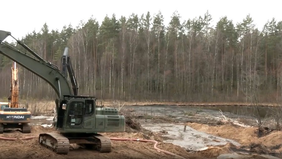 Операция по извлечению  бронетранспортера M88 Hercules из болота в Пабраде завершенна (дополнено) - Литва и страны Балтии