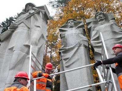 На Антакальнисском кладбище начинаются подготовительные работы по переносу советских памятников - Литва и страны Балтии