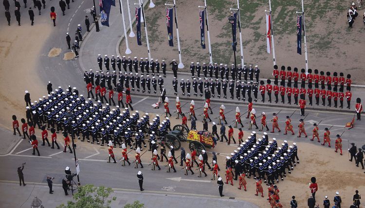 JK prasidėjo karalienės Elžbietos II laidotuvių ceremonija