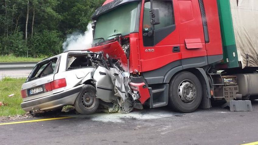 Страшная авария под Вильнюсом: в результате лобового столкновения грузовика с Audi погибли два человека, один из них ребенок

