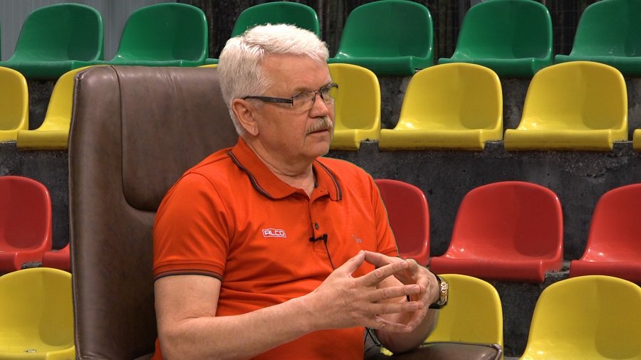 Йонас Некрошас: "Политики не хотят замечать проблем спортцентра...." (видео) - В Висагинасе