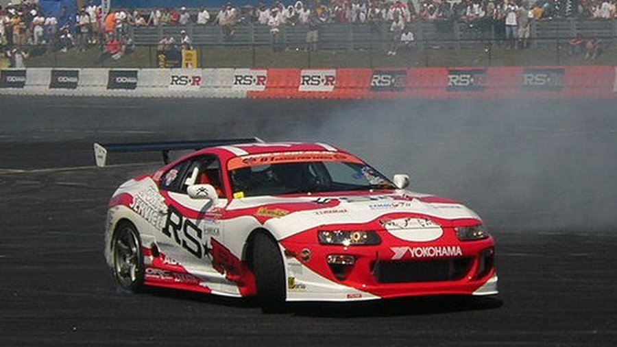 В Кедайняй гоночный автомобиль въехал в толпу - Литва и страны Балтии