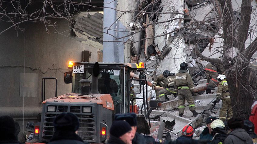 Из-под завалов после взрыва в Магнитогорске извлекли четырех человек
