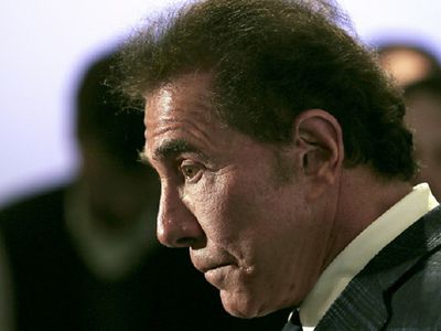 В США миллиардер покинул свою компанию из-за обвинений в домогательствах - В Мире