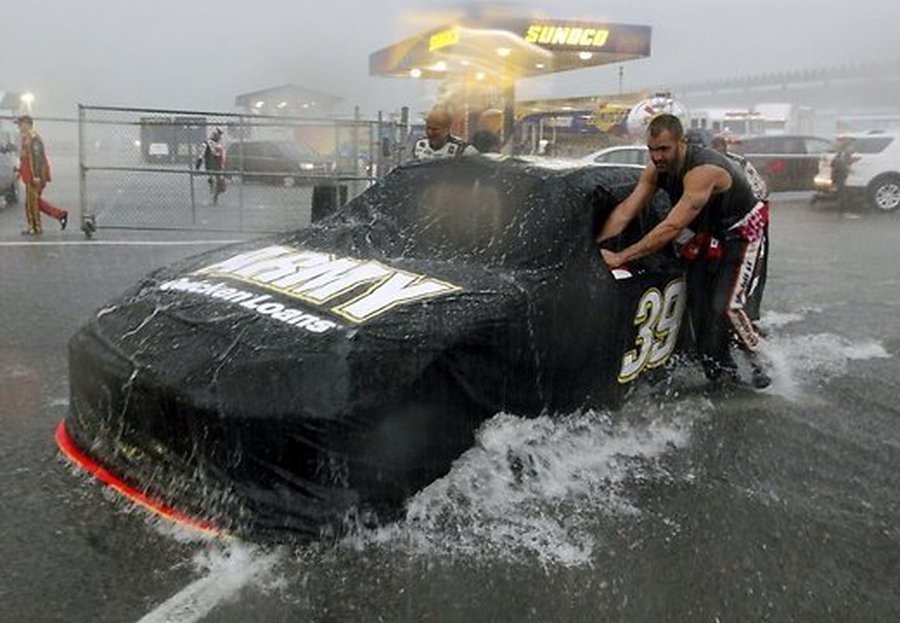 На автогонках в США ударом молнии убило болельщика - В Мире