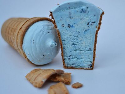 В Белоруссии выпустили голубой пломбир со вкусом васильков - Это интересно