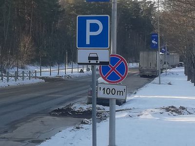 Парковка большегрузных машин и грузовых фургонов на улице Яунистес беспокоит жителей - В Висагинасе