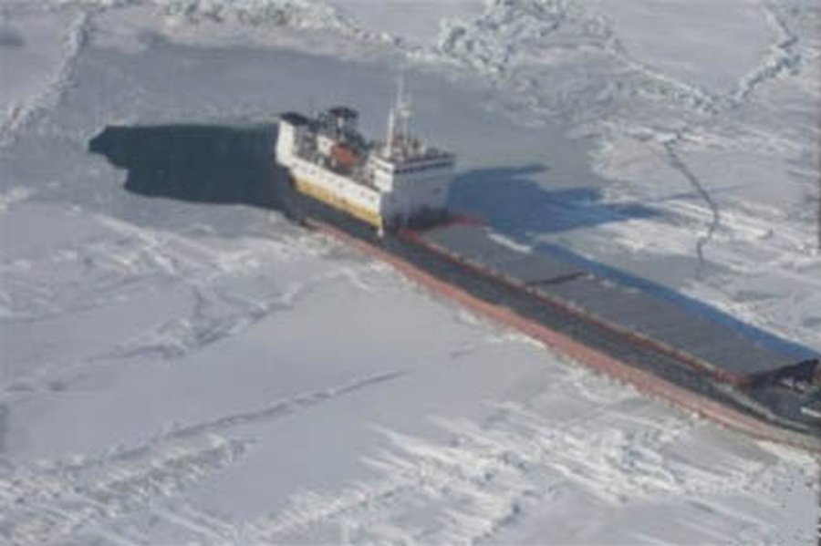 В скованном льдами Азовском море суда терпят массовое бедствие - В Мире