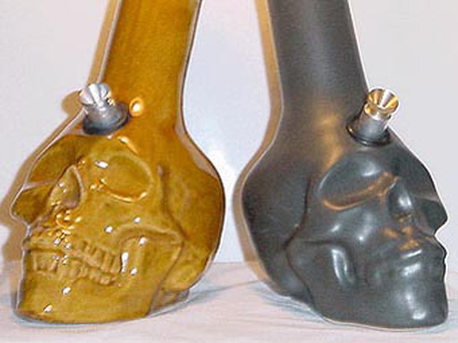 Двух американцев арестовали за курение марихуаны из черепа - В Мире