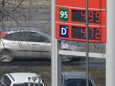 Еще 1 цент и бензин будет стоить 5 литов
 

                                 - Энергетика