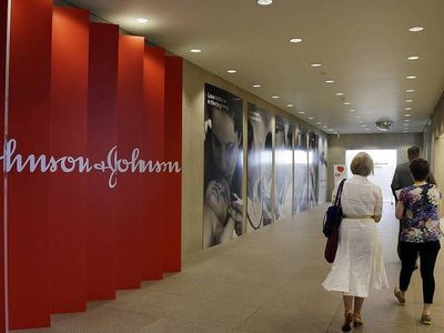 Суд обязал Johnson & Johnson выплатить $8 млрд за побочный эффект препарата - В Мире