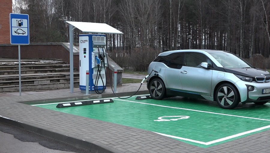 Хотите подзарядить электромобиль? Пожалуйста! (видео) - В Висагинасе