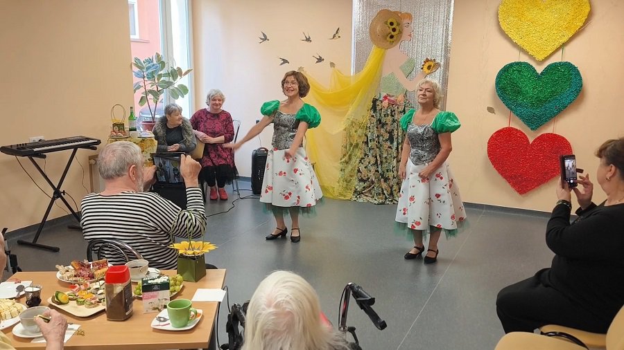 В отделении опеки Висагинского центра социальных услуг отметили День пожилых людей (видео) - В Висагинасе