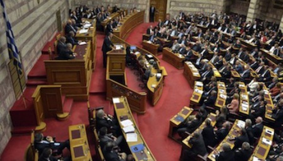 Парламент Греции одобрил кризисный бюджет на 2013 год - В Мире