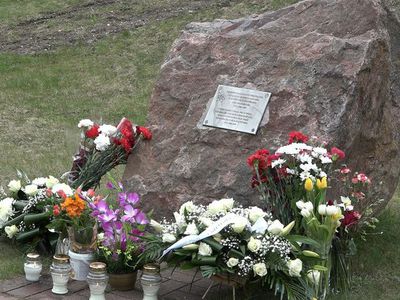 У памятника чернобыльцам посадят 25 сакур (видео) - В Висагинасе