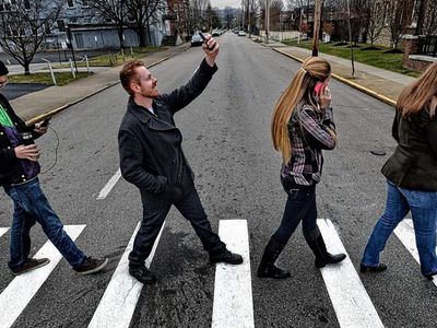 Пешеходов, пользующихся мобильными телефонами, будут штрафовать - Литва и страны Балтии