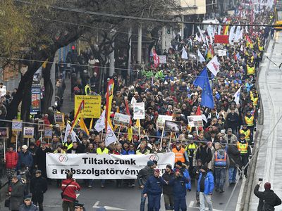 Tūkstančiai vengrų protestuoja dėl naujų viršvalandžių įstatymų - Pasaulyje
