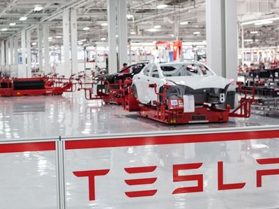 СМИ: компания Tesla уволила несколько сотен сотрудников - Экономика и бизнес