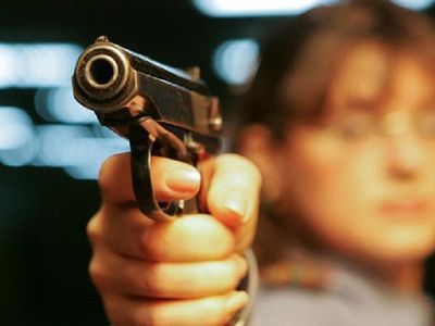 Женщина обстреляла из пневматики автомобили и прохожих в центре Москвы - Происшествия и криминал