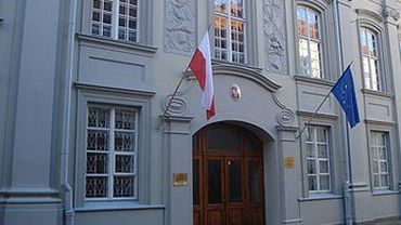 «Вон из Литвы»: литовские националисты расписали посольство Польши в Вильнюсе