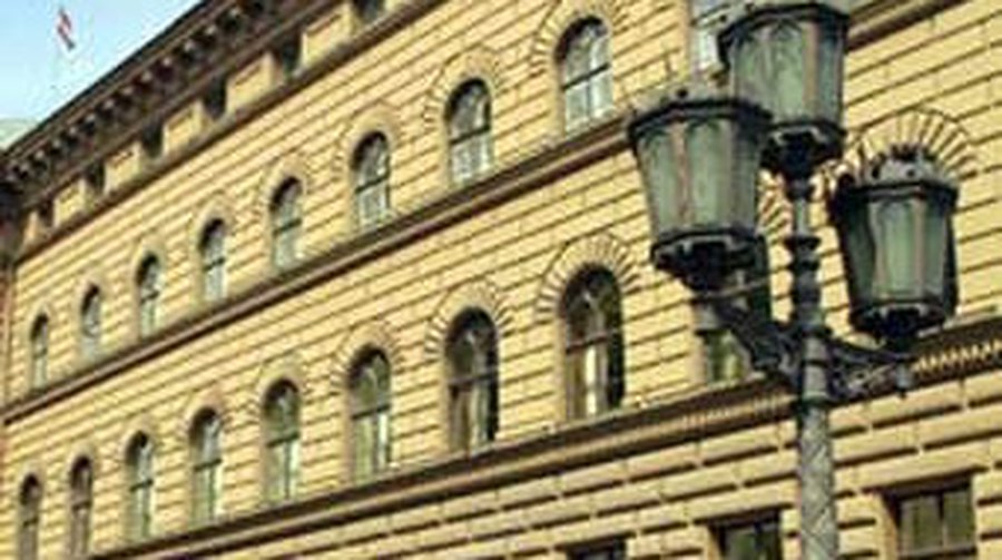 В Даугавпилсе закидали ботинками фото Сейма Латвии - Литва и страны Балтии