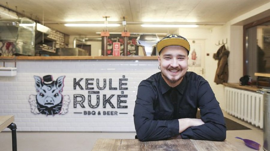 Прославившееся скандалами кафе открылось и в Каунасе - Литва и страны Балтии