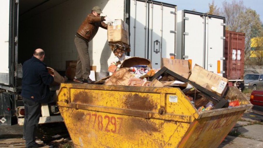 В Калининграде бульдозером раздавили 9 тонн продуктов, изъятых на границе с Польшей и Литвой - В Мире