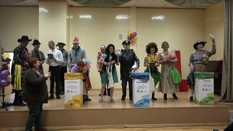 Шоу "Протест пластику" в Висагинском доме социальной опеки (Видео) - В Висагинасе