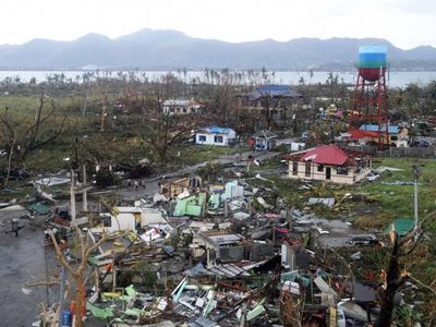 Supertaifūno „Haiyan“ aukų skaičius perkopė 100 - Pasaulyje