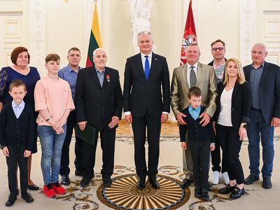 По случаю Дня отца президент вручил награды заслуженным отцам и опекунам - Литва и страны Балтии