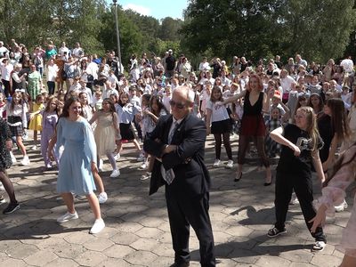 Яркие выступления, зажигательный флэшмоб и аллея выпускников (видео) - В Висагинасе