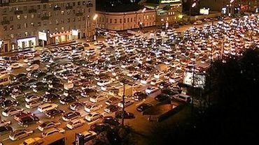 В центре Москвы два водителя в пробке устроили кулачные бои
