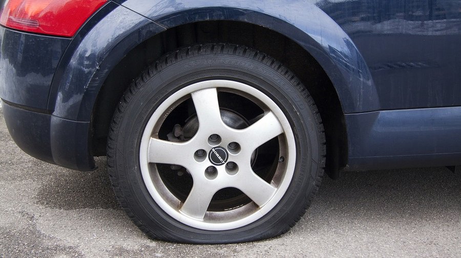 От кого и как требовать возмещения ущерба за поврежденное из-за ям на дорогах колесо? - Это интересно