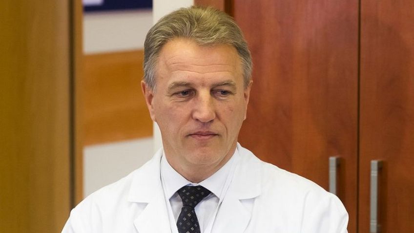 Профессор К.Струпас, возглавлявший клиники "Сантарос",   отстранен от занимаемой должности на полгода