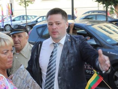 СМИ: Член горсовета Клайпеды  заплатил штраф в 15 евро за то, что обсыпал мукой Вячеслава Титова - Литва и страны Балтии